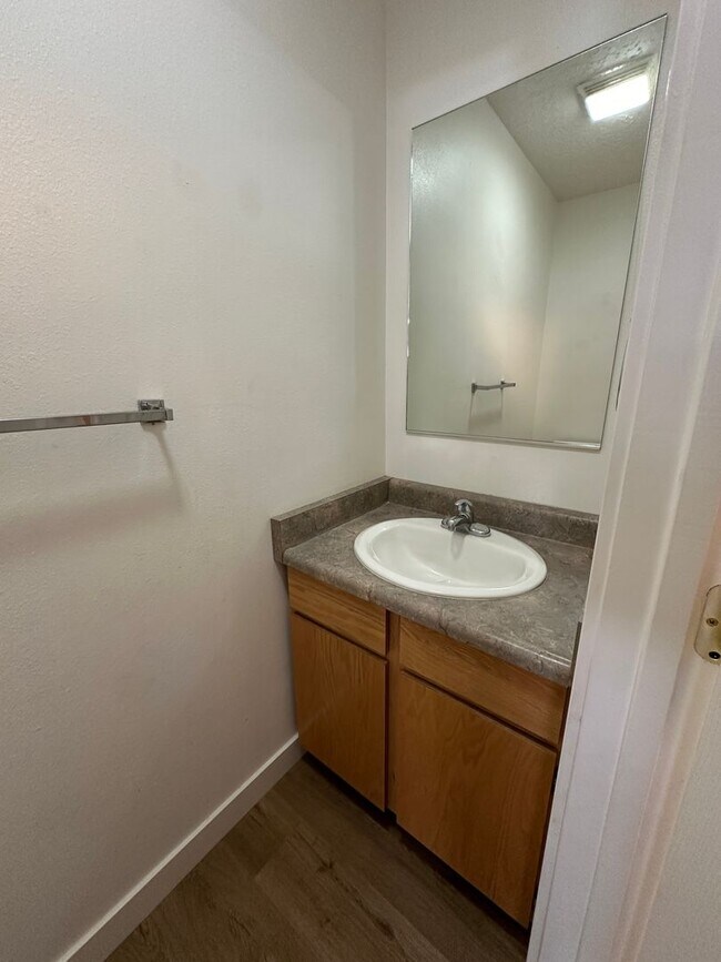 Building Photo - Cute 2 bed 1.5 bath townhome in the Meadows - Month-to-Month Lease!