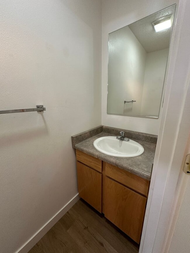 Building Photo - Cute 2 bed 1.5 bath townhome in the Meadows