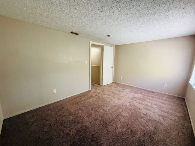 Building Photo - Charming 3 bedroom 1.5 bath condo for rent