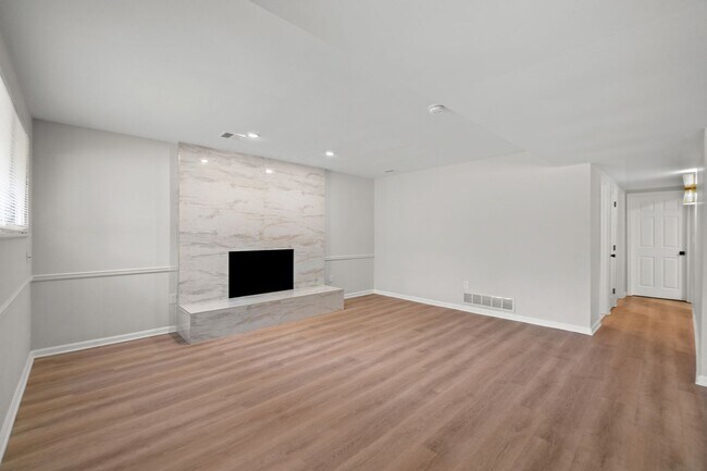 Building Photo - 100 Oak Dr