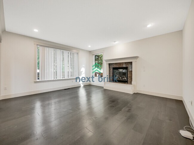 Building Photo - 4 bedroom, 2.5 Bathroom, 3 car garage Craftsman style home in Bellevue, WA