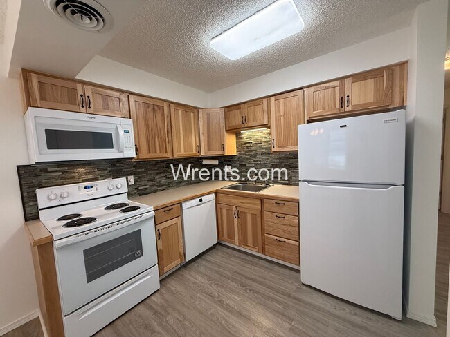 Building Photo - 6014-6018 N Atlantic NM