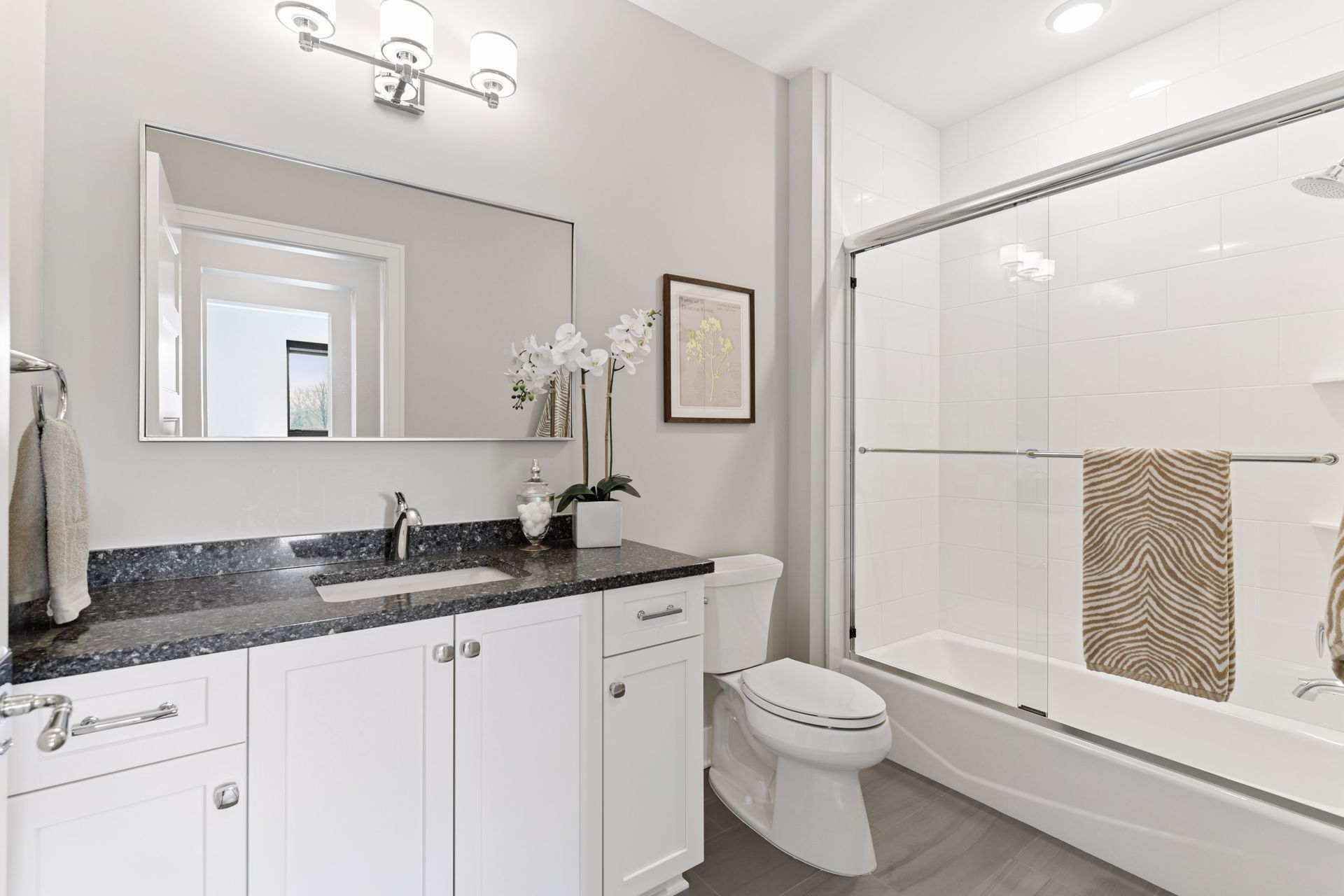Ensuite full bath in the secondary bedroom - 222 Ferndale Rd S