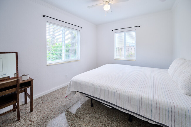 Building Photo - 532 NE 16th Ct