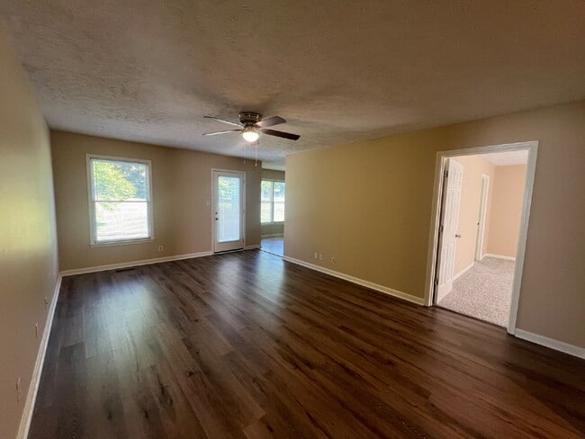 Building Photo - 3413 Clearwater Dr