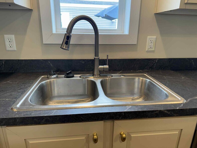 Building Photo - 48571 Lakeview Cir