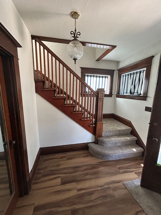 Building Photo - Historic 3 Bedroom, 1.5 Bath Home in Downt...