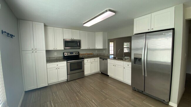 Building Photo - Nicely Remodeled & Updated 3 Bedroom 2 Bat...