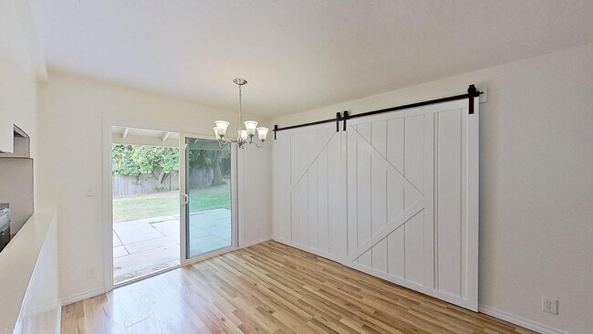 Building Photo - Spacious 4 Bedroom/2 Bathroom home plus Of...