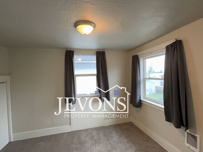 Building Photo - 723 S Sprague Ave