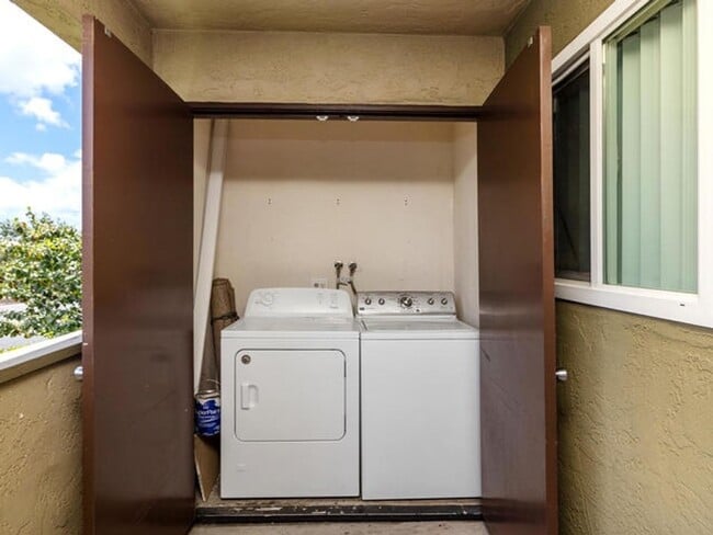 Building Photo - Beautiful Upper Level Condominium Home