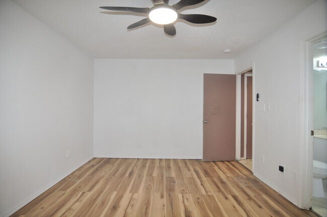 Building Photo - 602 Bellaire Dr