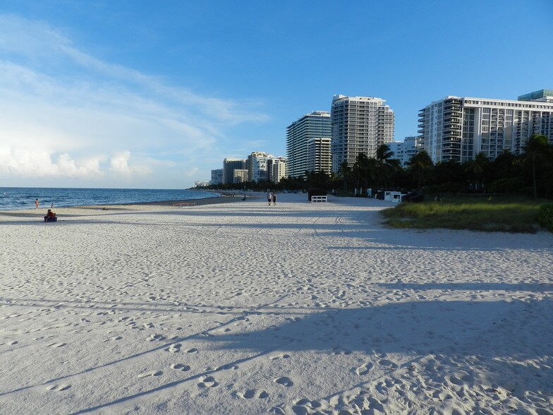 Steps to ocean - 10230 Collins Ave