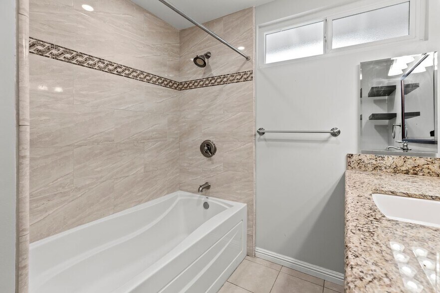 Building Photo - 1096 Canyon View Dr