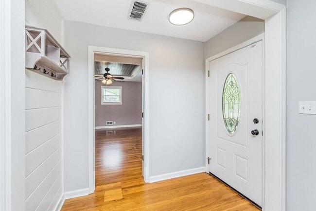 Building Photo - Fantastic 4 Bedroom Home In Great North Indy Location!