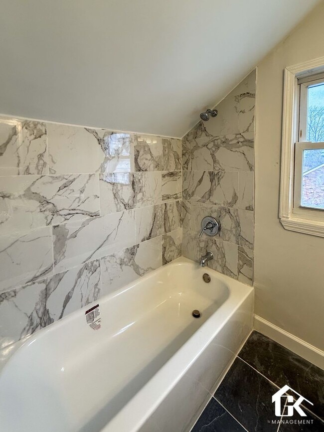 Building Photo - Fully remodeled 3 Bed 2.5 Bath