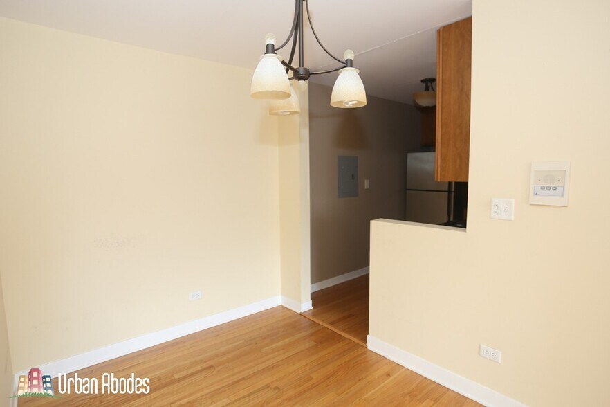 Building Photo - 637 W Wrightwood Ave