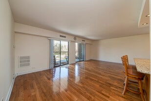 Building Photo - 1405 E Central Rd