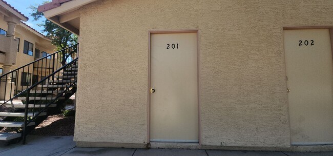 Building Photo - Gorgeous 2BED/2BATH Condo nestled in a Roc...