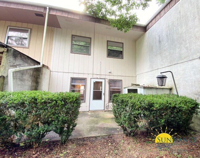 Building Photo - Great 3 Bedroom Townhouse in Shalimar