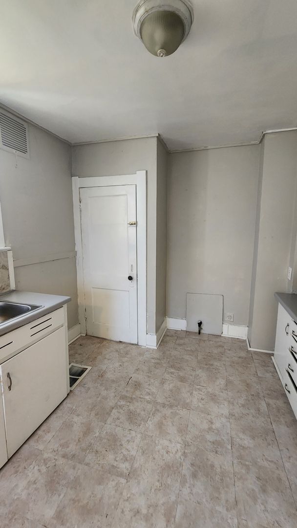 Building Photo - 3 Bed 1 Bath