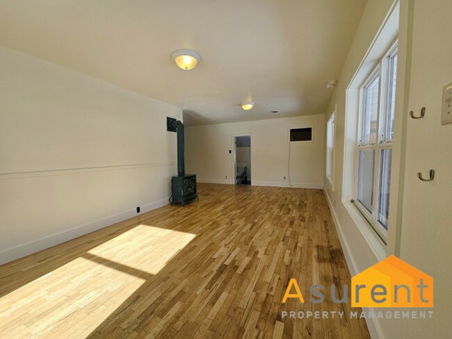 Building Photo - Charming 2-bedroom 1-bathroom home with a bonus room