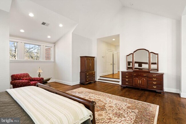 Building Photo - 1604 Colonial Ln