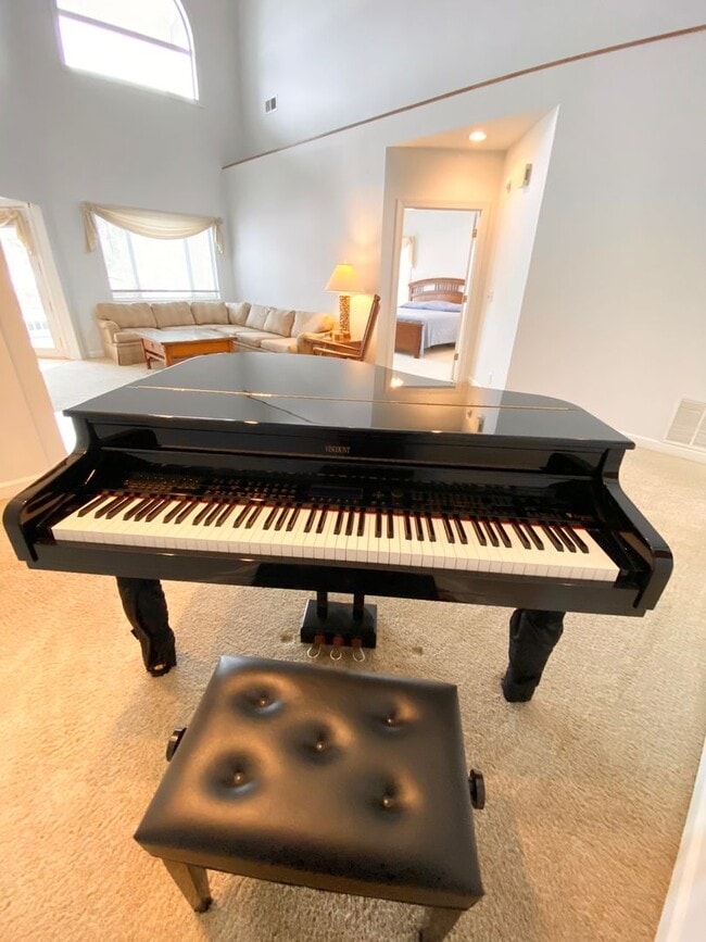 Building Photo - FULLY-FURNISHED GORGEOUS TOWNHOME!