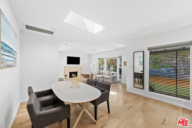 Building Photo - 2559 Colby Ave