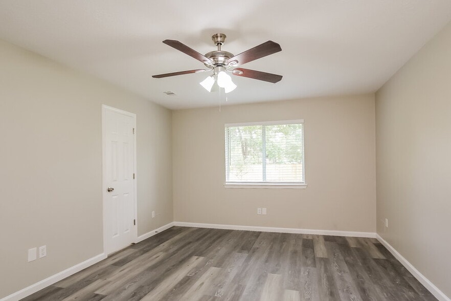 Building Photo - 1528 Glen Oaks Dr