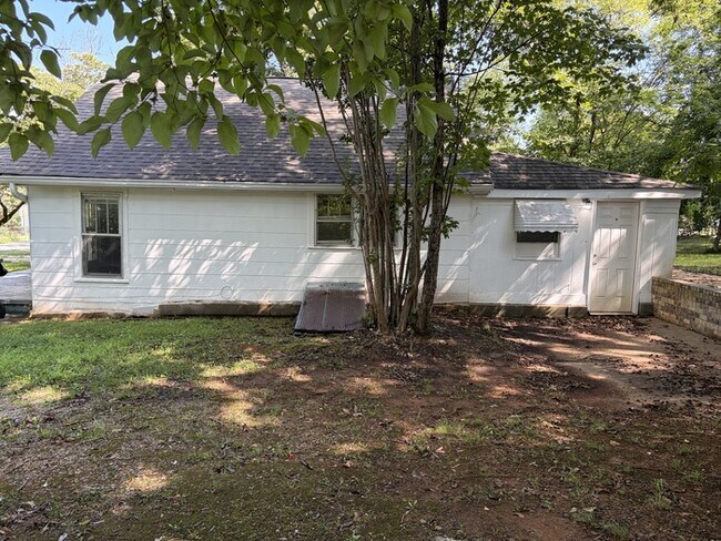 Building Photo - 2 Bed / 1 Bath Rental House in Huntsville, AL 35811