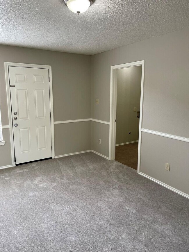 Building Photo - Trails Pl.