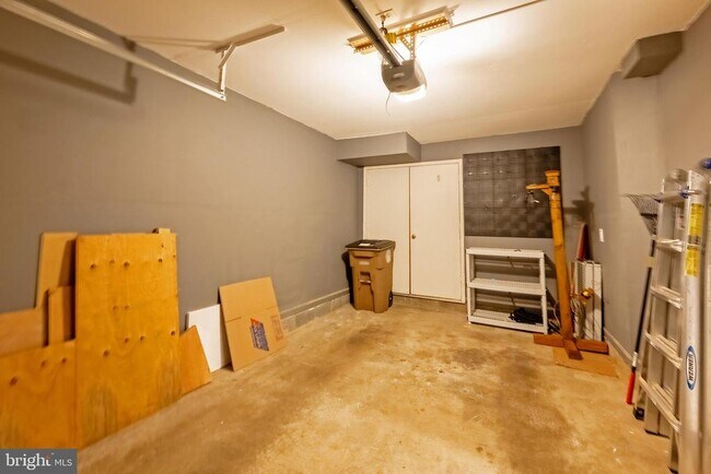 Building Photo - 215 Lynn Manor Dr