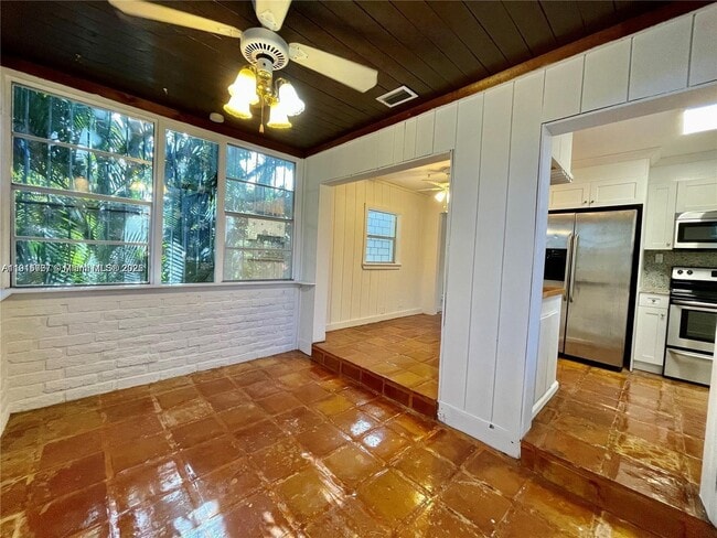 Building Photo - 5842 SW 60th St