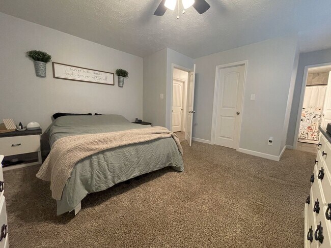 Building Photo - Beautifully Updated 3 Bed Home with Bonus ...