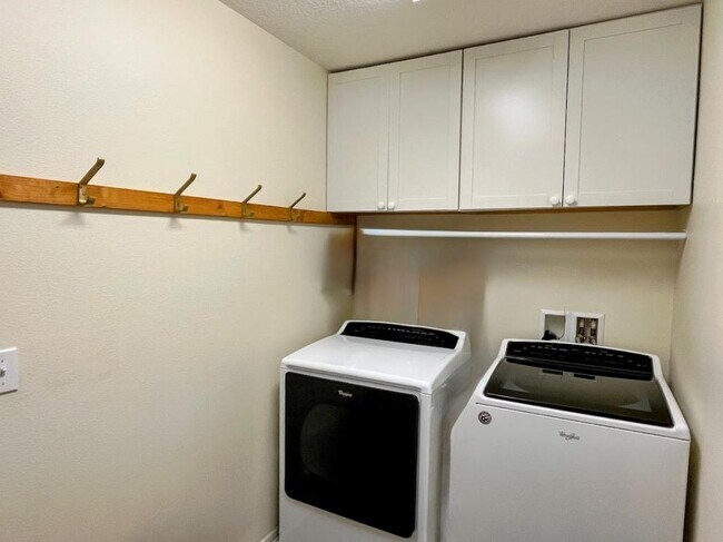 Building Photo - 33 Wheeling Ln