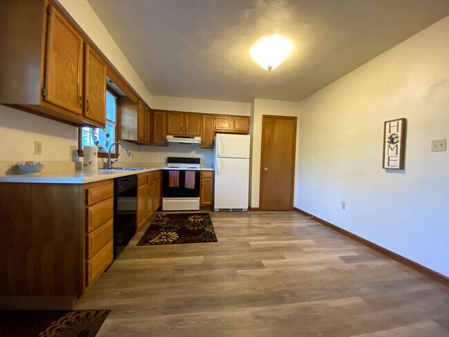 Building Photo - Wonderful 2BR Townhouse with Equipped Kitc...