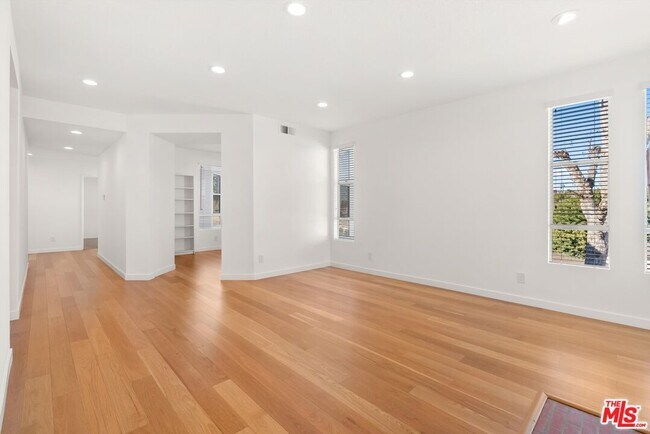 Building Photo - 4643 E 4th St