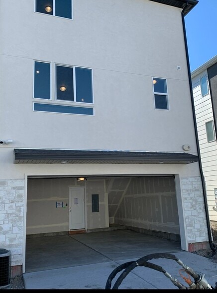 Building Photo - 1023 W State Rd
