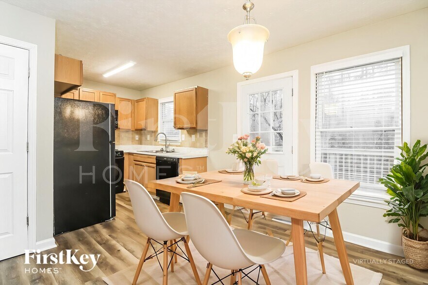 Building Photo - 325 Arapaho Dr SE