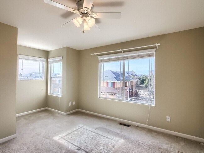 Building Photo - 2 Bedroom Townhome in Denver
