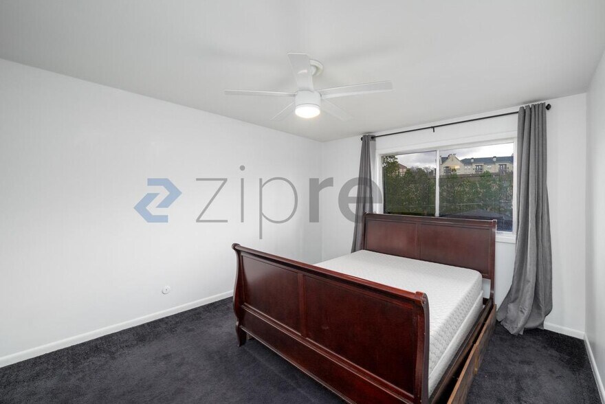 Building Photo - Unit 206