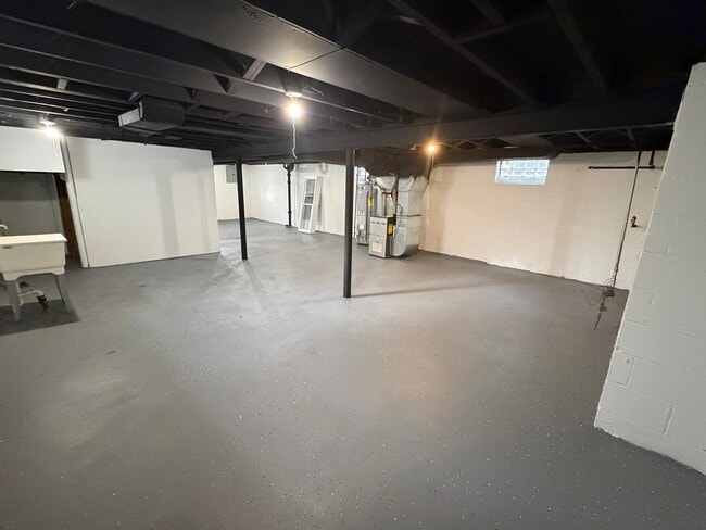 Building Photo - 3 Bedroom Renovated Ranch