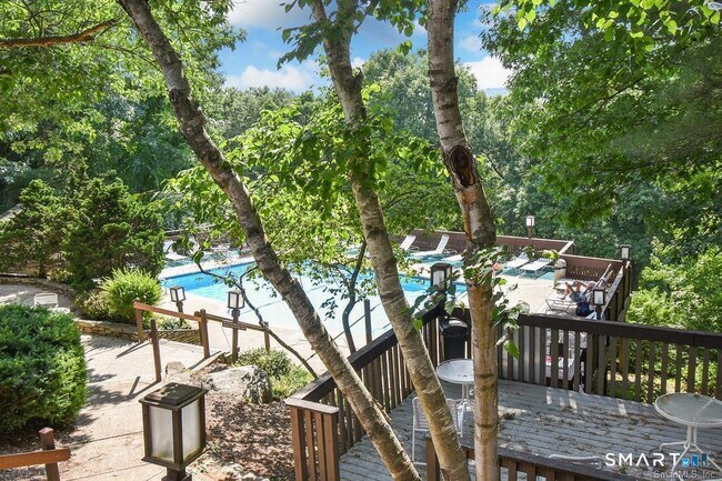 Building Photo - 4 Stonington Ct