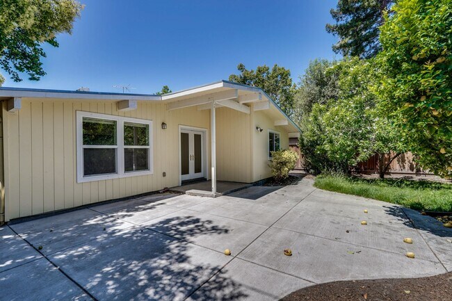 Building Photo - Spacious 4 Bed 3 Bath Home in Highly Desir...