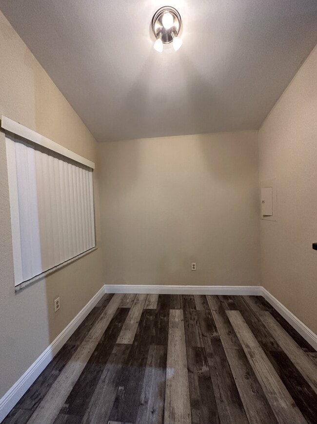Building Photo - 2831 N Oakland Forest Dr
