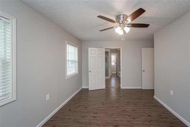 Building Photo - 10700 Deer Hill Dr