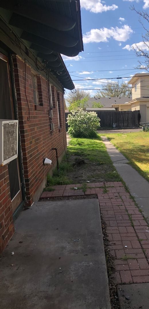 Building Photo - Paramount Duplex 2 Bedroom, 1 Full Bathroo...