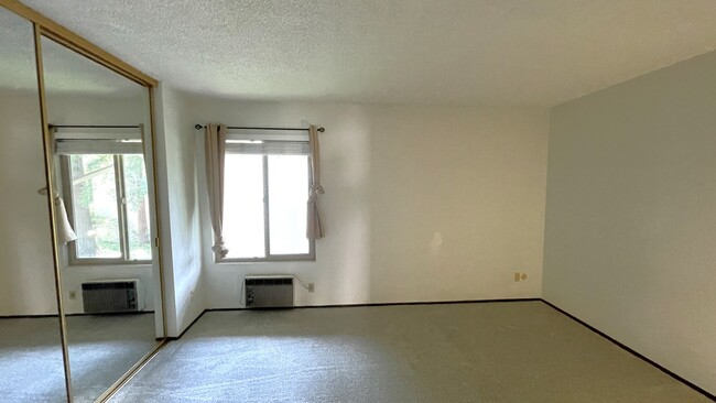 Building Photo - Walnut Creek! 1 bedroom 1 bath  excellent location walk to Bart & Bay Club, minutes to Downtown!