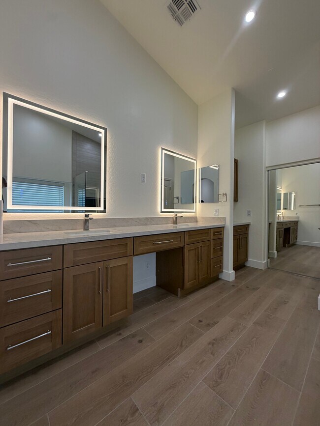 Building Photo - 2741 E Quiet Hollow Ln